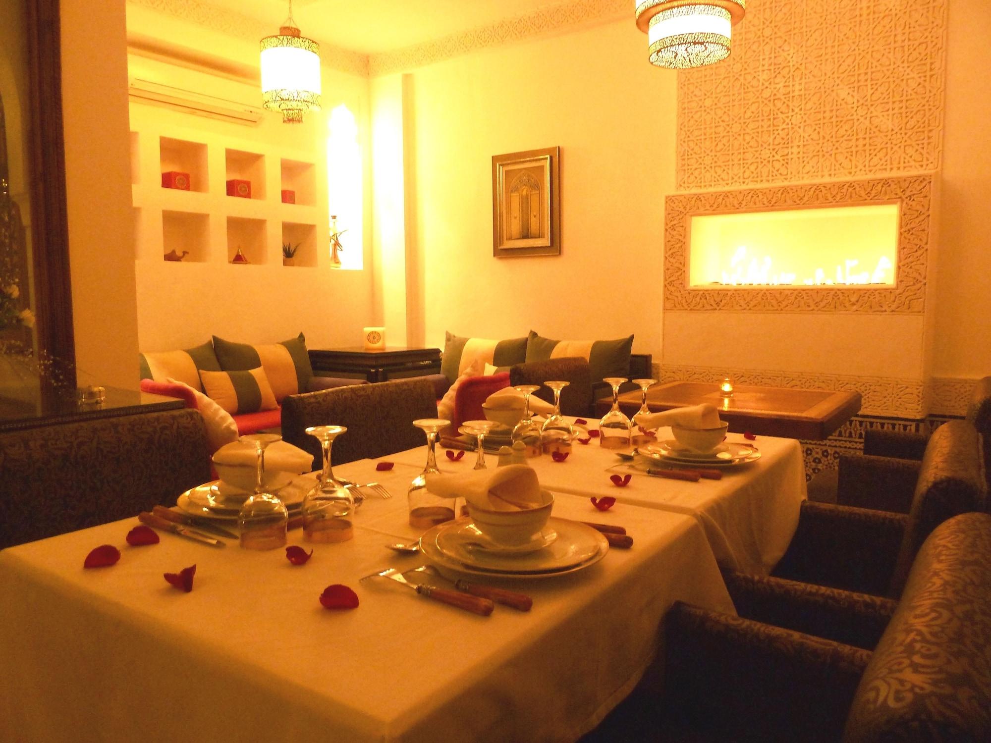 리아드 비바 호텔 마라케시 외부 사진 A Moroccan dining room