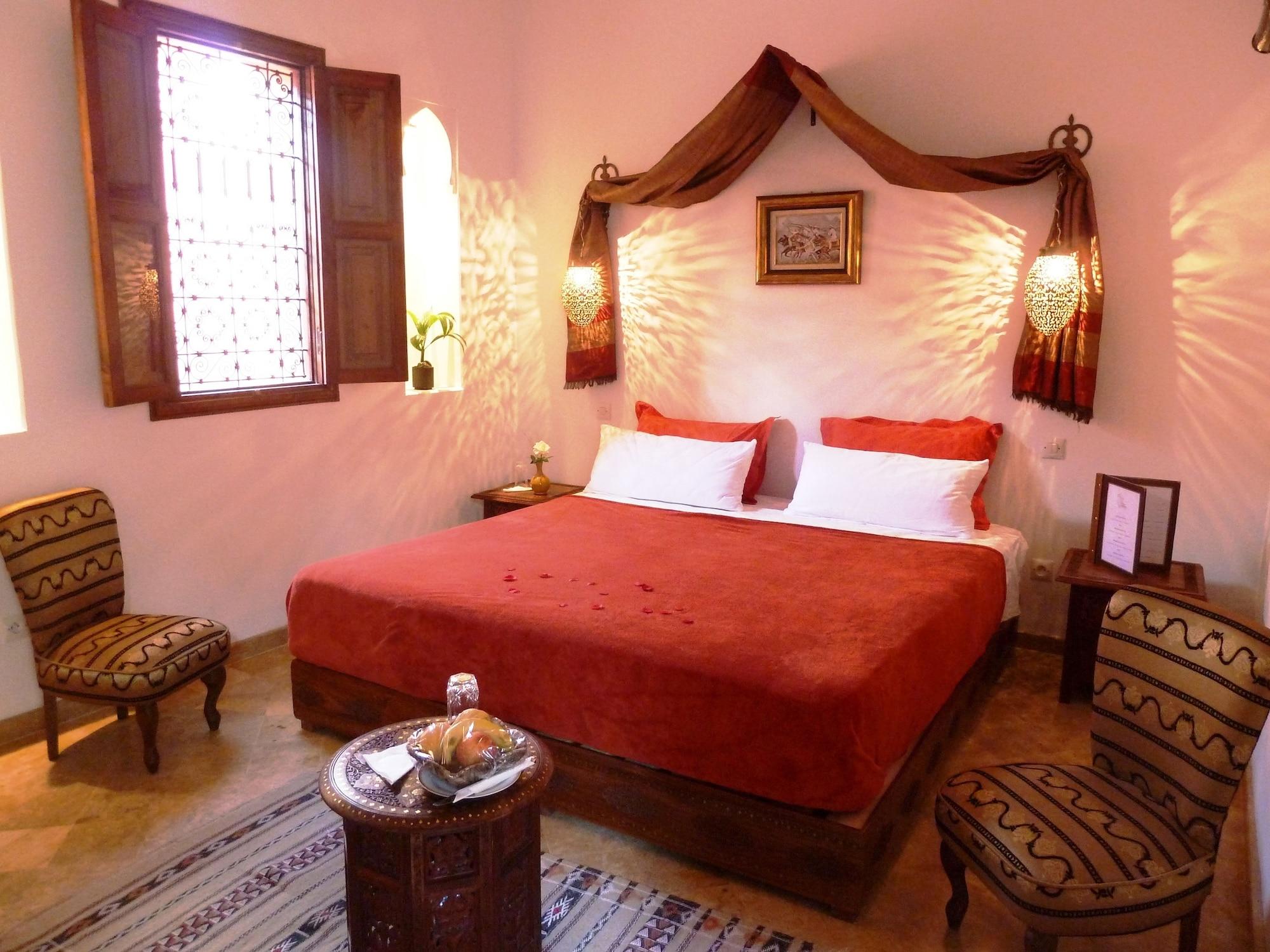 리아드 비바 호텔 마라케시 외부 사진 A bedroom in a Moroccan riad