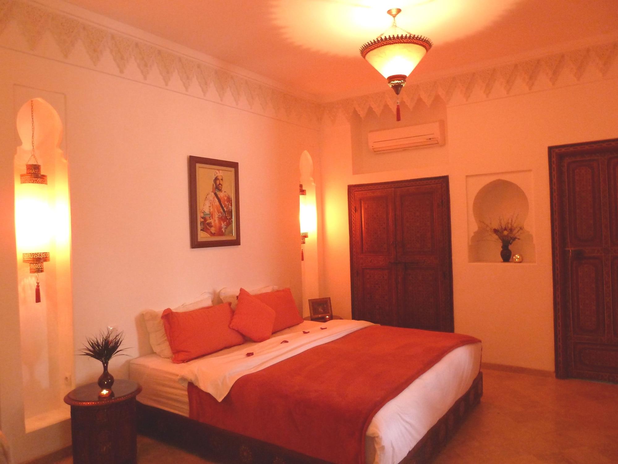 리아드 비바 호텔 마라케시 외부 사진 A bedroom in a hotel in Morocco