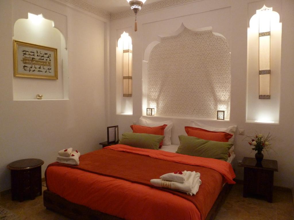 리아드 비바 호텔 마라케시 외부 사진 A bedroom in a hotel in Morocco