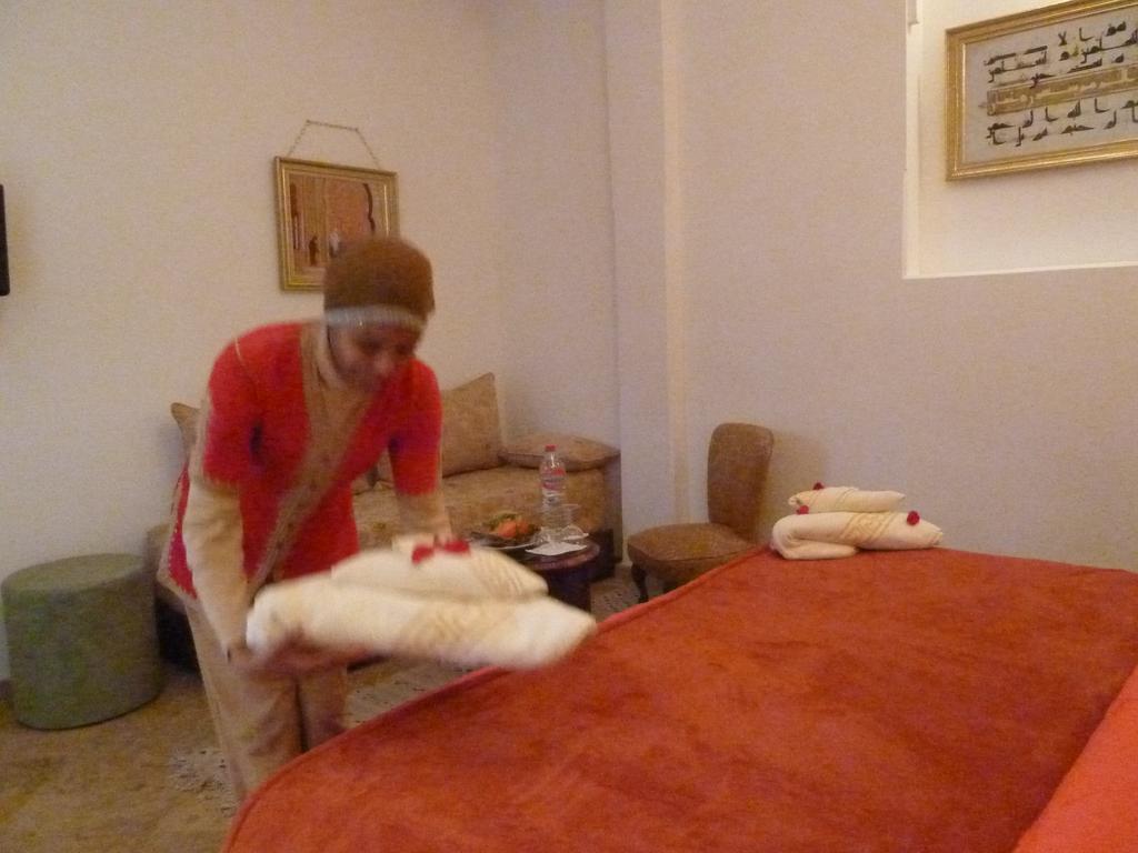 리아드 비바 호텔 마라케시 외부 사진 A chambermaid making a bed