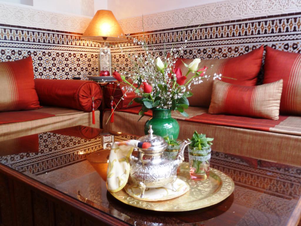 리아드 비바 호텔 마라케시 외부 사진 A Moroccan tea set