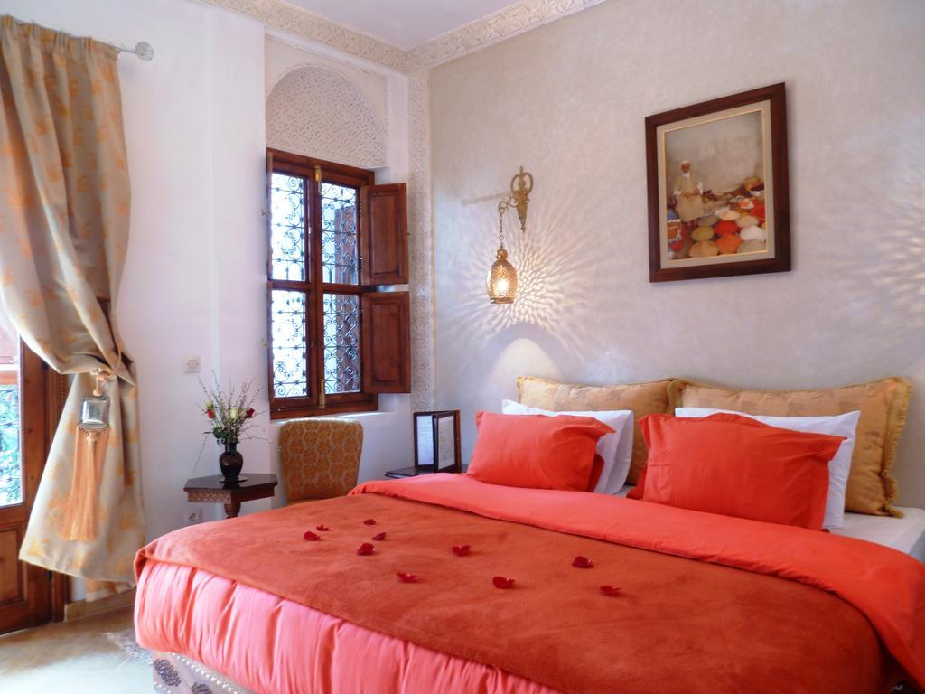 리아드 비바 호텔 마라케시 외부 사진 A bedroom in a Moroccan riad