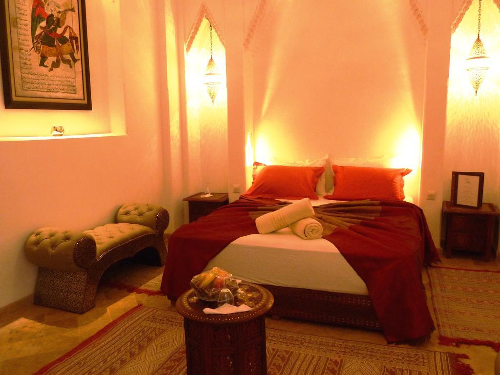 리아드 비바 호텔 마라케시 외부 사진 A bedroom in a Moroccan riad