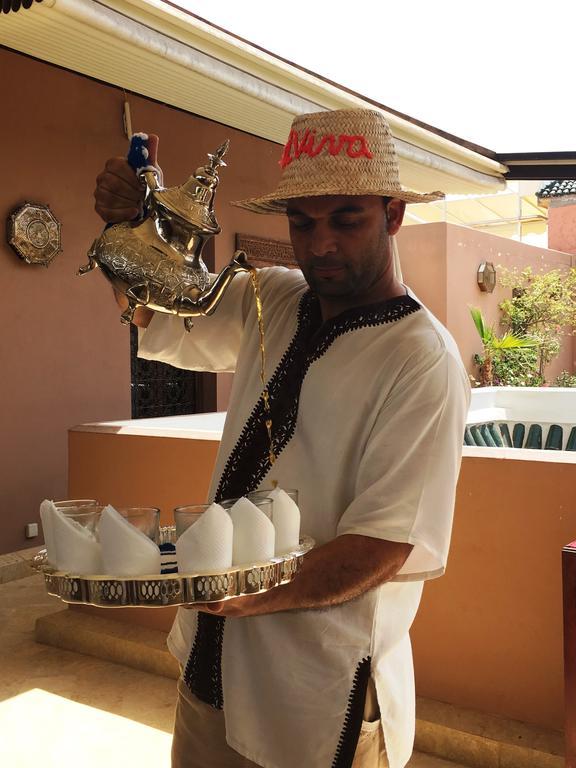 리아드 비바 호텔 마라케시 외부 사진 Moroccan coffee being served