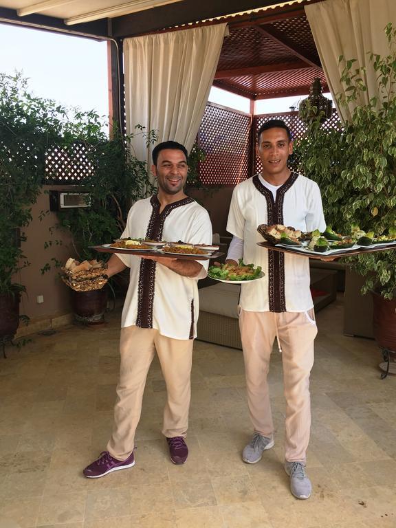 리아드 비바 호텔 마라케시 외부 사진 Moroccan waiters serving food